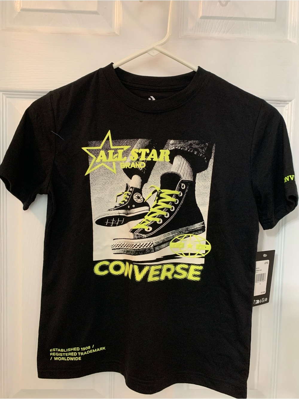 Converse NWT’s boy’s size small (7-9 yrs) graphic tee